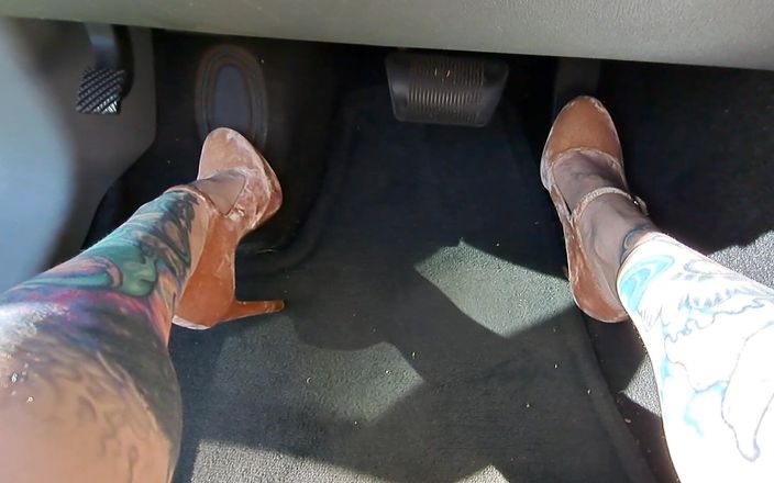 PandoraSG: Spinta del pedale in velluto beige con scarpe a spillo