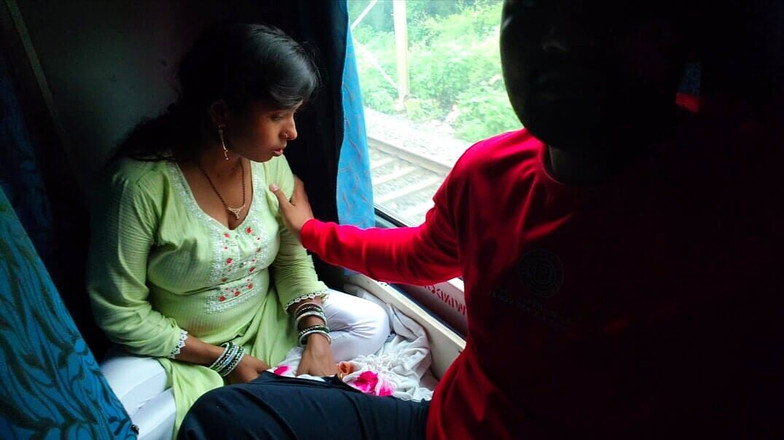 Premi pooja: Um homem desconhecido gozou e sentou no assento de Bhabhi...