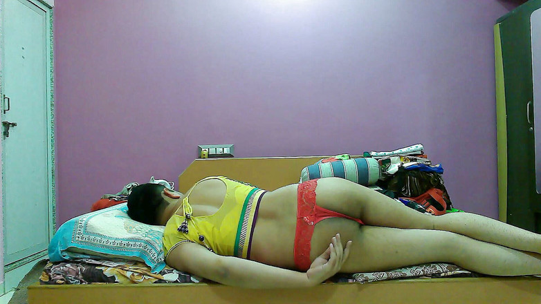 Cute & Nude Crossdresser: Sexy sissy crossdresser femboy sweet lízátko v topu a tangách.