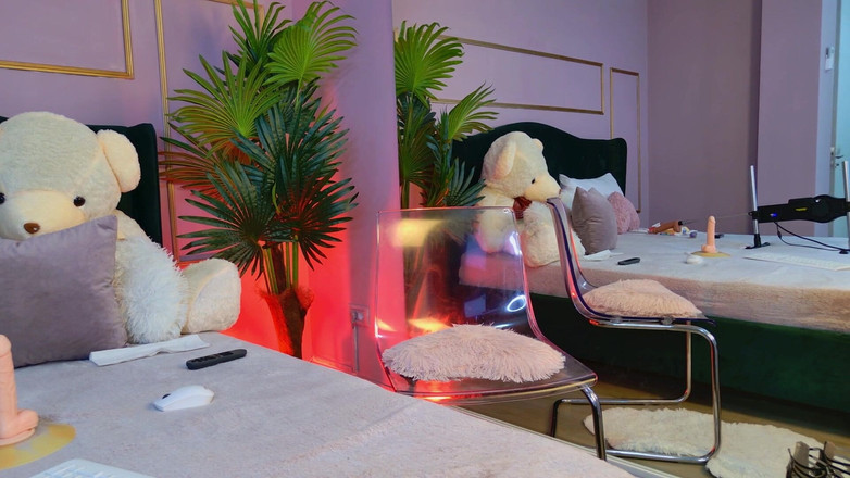 KirraWhite: Зріла блондинка мамка грає зі своїм маленьким кошеням