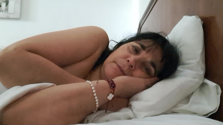 Mommy big hairy pussy: MILF recebe carícias e um golpe anal forte, mas intenso