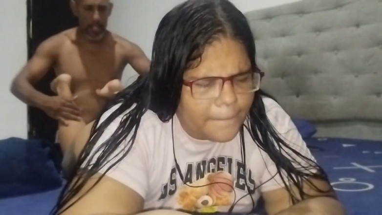 Adribella69: Me quedo sola con el gran culo de mi hijastra...