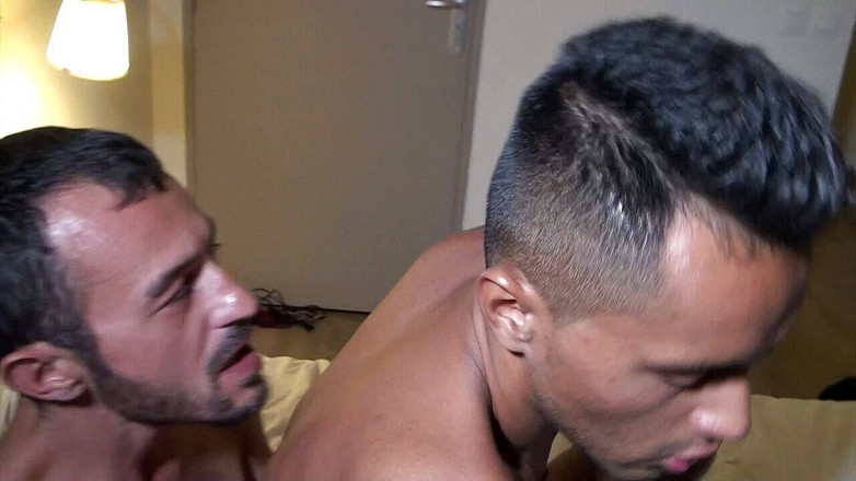 YOUNG FUCKED BY OLDER: Sexy latinoamerická dvojčata ošukaná tátou pro zábavu