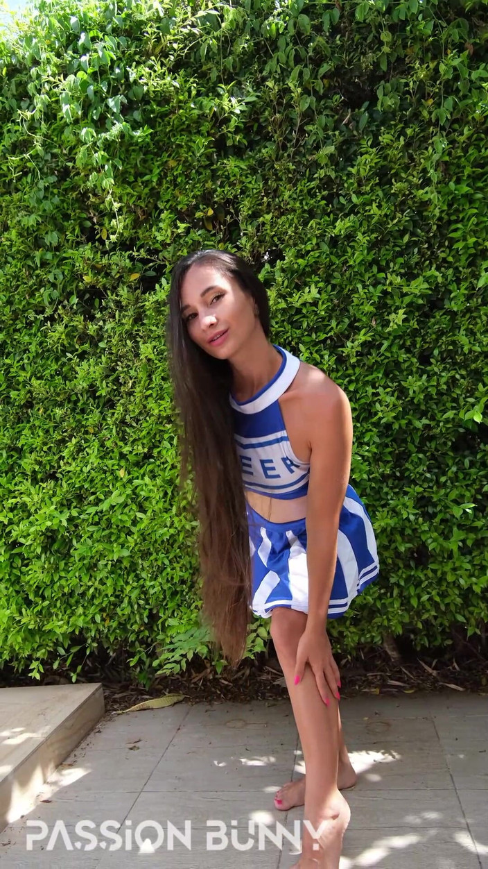 PassionBunny: 超级性感的裸体啦啦队长为你闪烁