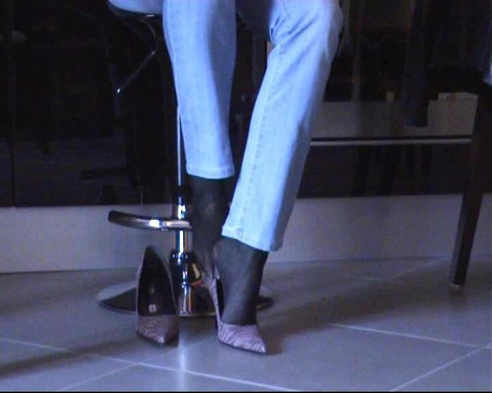 Nyllady: Joc cu pantofi în ciorapi negri și pompe roz