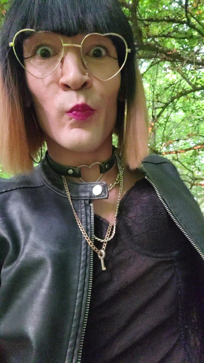 VaneSsa BiTCHx: 婊子的幻想，一个变态荡妇在一个精液堆里走来走去。公共展览 [6 月] Vanessabitchx