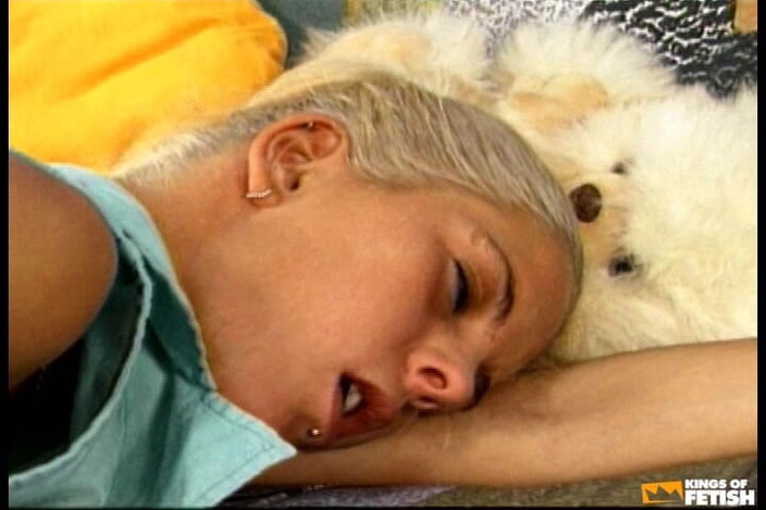 Kings Of Fetish: いたずらな女の子は、彼女の恋人によって深く叩かれる前にベッドの上で自慰行為をする