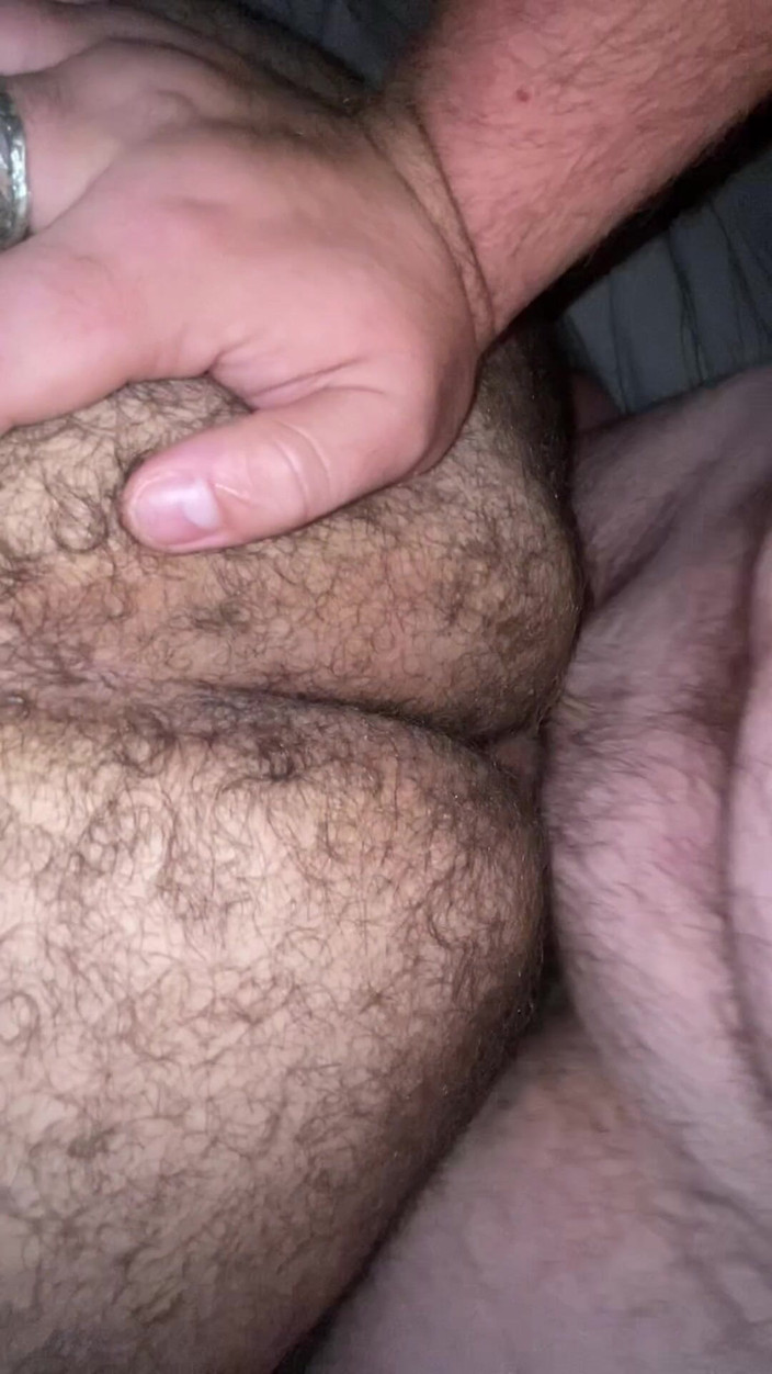 Jay M: Futând o curvă păroasă din spate făcându-le cremă pe pula...