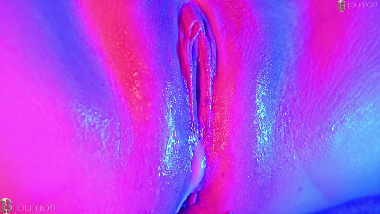 Bijoumon: Dikke dildo randen veroorzaakt mijn harde orgasme