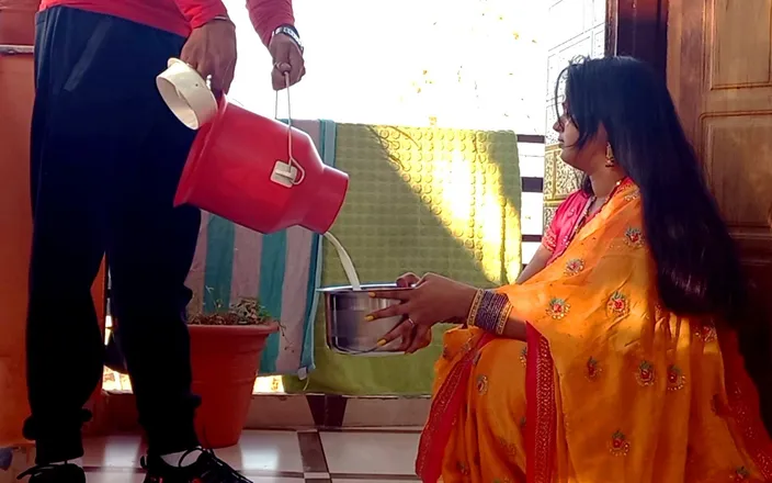 Topxxxcouple: Desi Hot Bhabhi Fucked by Milkman