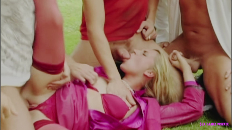 Czech Pornzone: Czeski gangbang z paskudną blondynką w ogrodzie