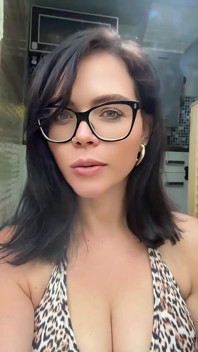 Gözlükte sigara içen selfie videosu