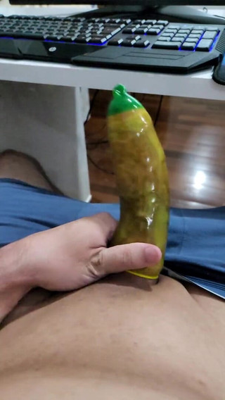 Lkdick8: Färgstark kondom slow motion 2
