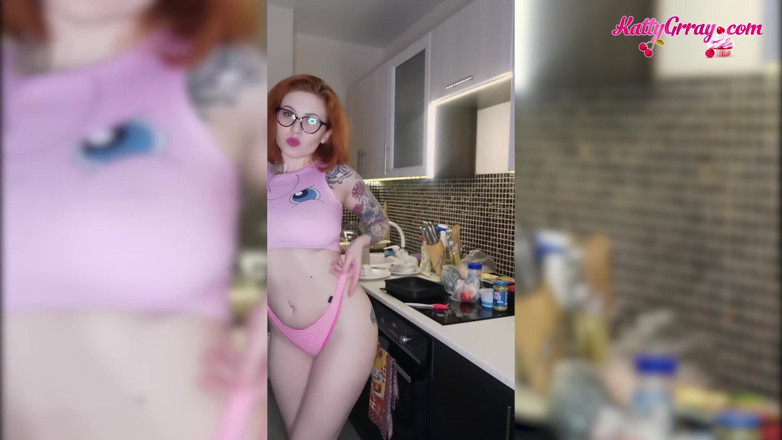 Katty Grray: Mooie tiener kookt naakt na het ontwaken