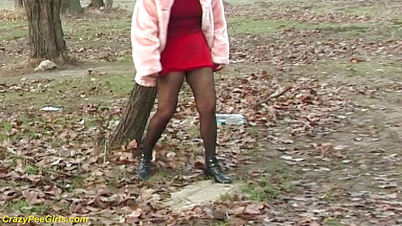 Crazy pee girls: Istri rambut merah kencing di luar ruangan