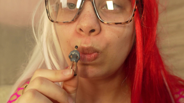 AmayaMori: Гигантесса сводная сестра жует резинку, затем сосет пузыри на ее крошечную сводную сестру и обертывает ее использованную резинку вокруг него