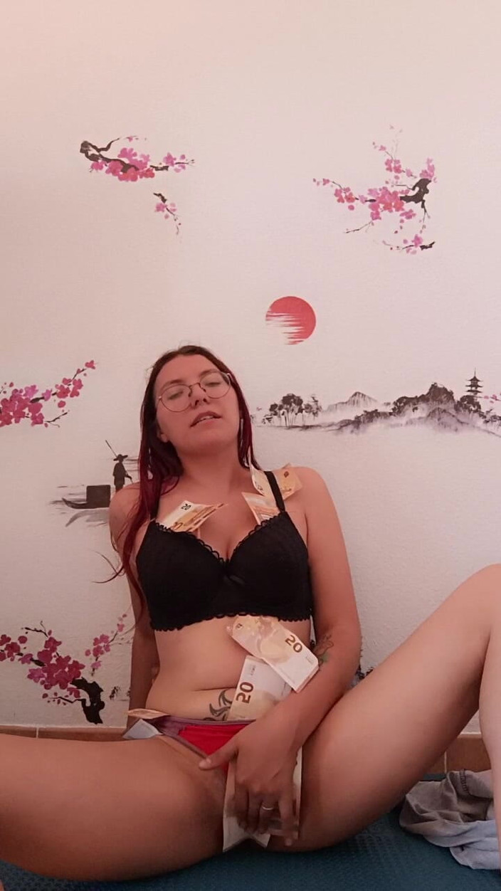 Softbrattypuppy: Ta maîtresse financièrement dominante profite de ton revenu