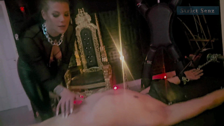 Strict Senz: Stina Stone Long Nail gâdilată stând pe față întinsă pe raft...