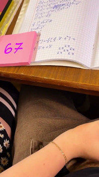 College flicka 67 Sex-sju - retar honom under skrivbordet under matematik. Sperma på armbandsur