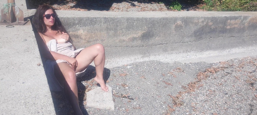 ExpressiaGirl: Sexig riskabel tjej gömde sig och onanerar på en offentlig...