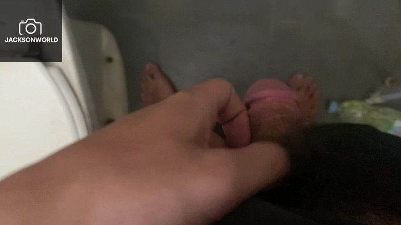 Jackson World: バスルームでプライベートな時間を取っているところを見つかった