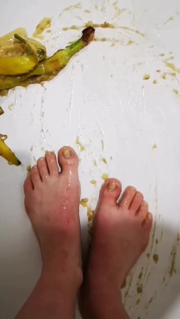 Erotic college: I like banana between the legs