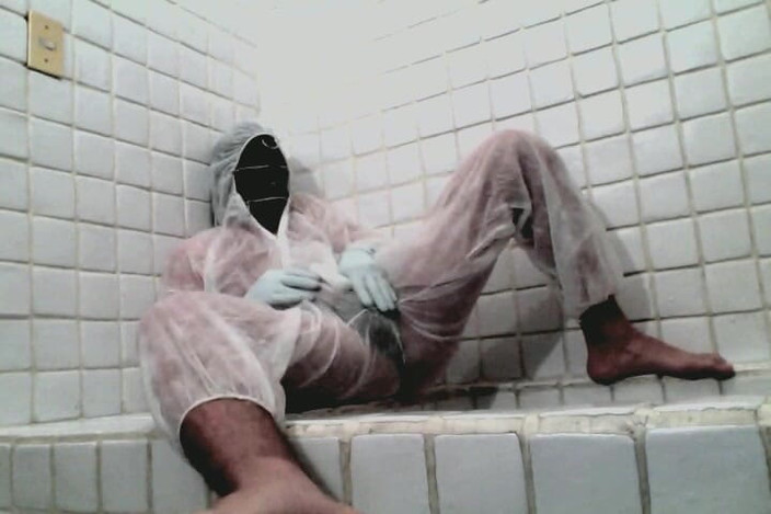 Demon Maniac 33: Femboy đeo mặt nạ trong bộ đồ đi tiểu và bắn tinh