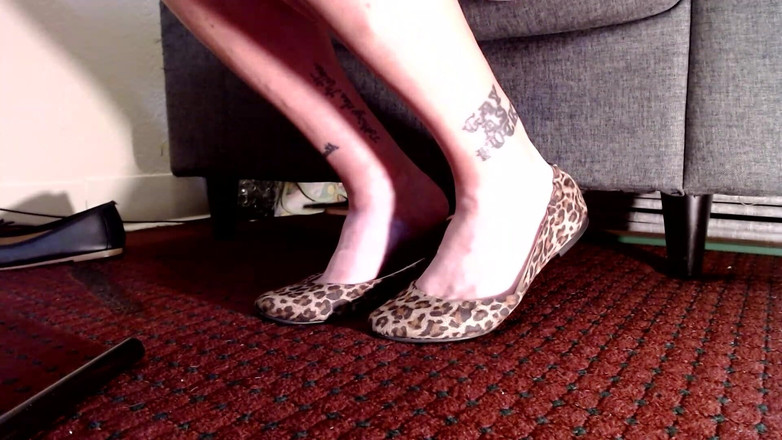 Abby Anna: De aproape, picioare de milf sexy în balet flats