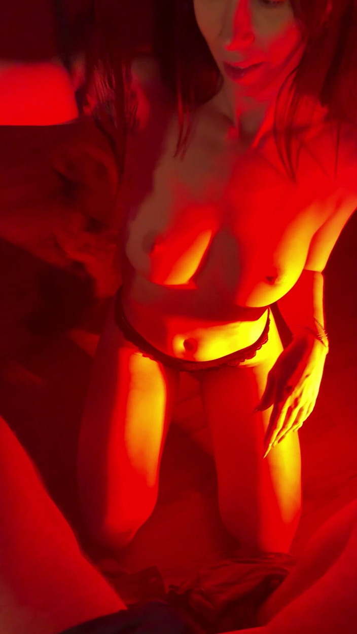 RonyaRabe: För mycket för honom! Kuk sprutar mig full efter lapdance!