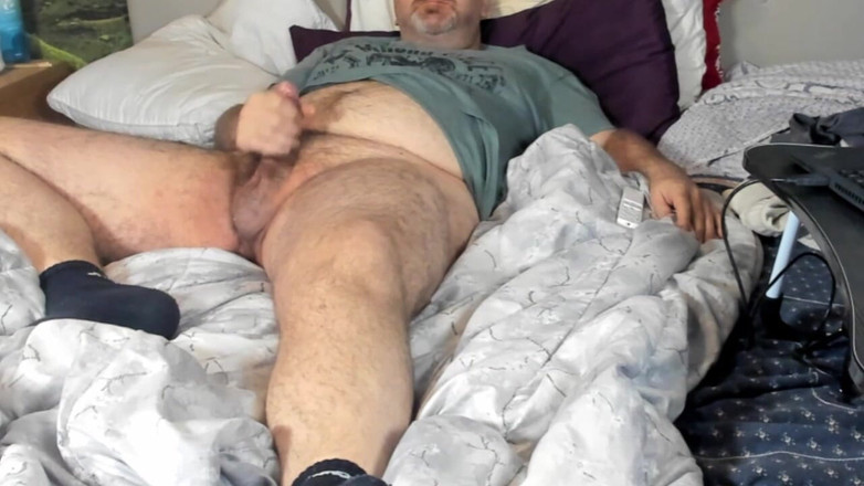 ChubbyDaddyBearLuka: Lurvig tjock björn runkar med glidmedel och en sexleksak och...