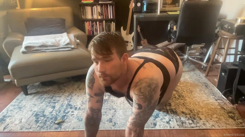 Dirtytrisha: Aku lagi asik nyepong dildo pribadiku dengan gaun renda