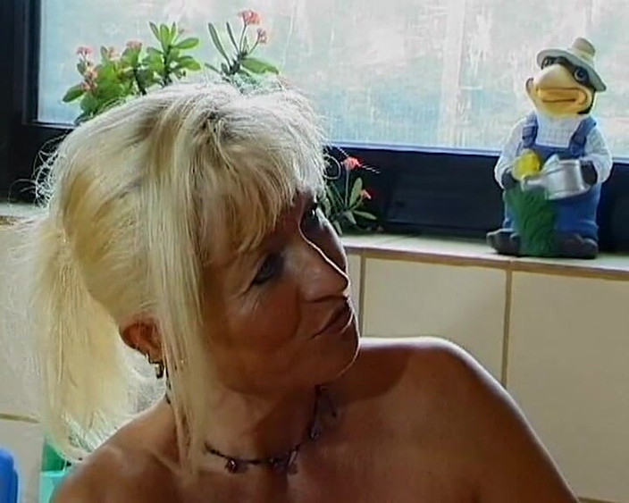 BB Video - Old School: Двойное проникновение немецкой милфы-блондинки в тройничке в любительском видео