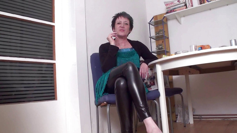 Femdom Austria: Brunetka zralá děvka kouří cigaretu