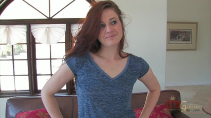 ATKIngdom: Jessica Madison flashuje swoje małe różowe cycki podczas wywiadów.