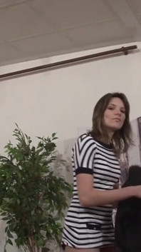 Sexy mladá brunetka má dlouhého tvrdého ptáka