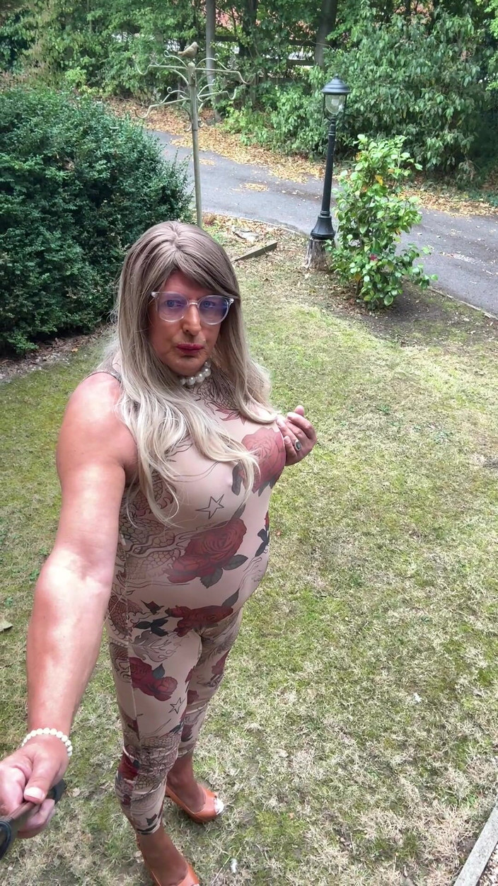 Kellycd2022: Crossdresser seksi Kellycd2022 dalam floral seksi Tengok Thru Catsuit dan...