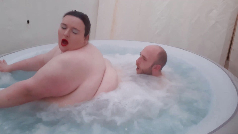 SSBBWLadyBrads: SSBBW BBW has sex in hot tub doggy