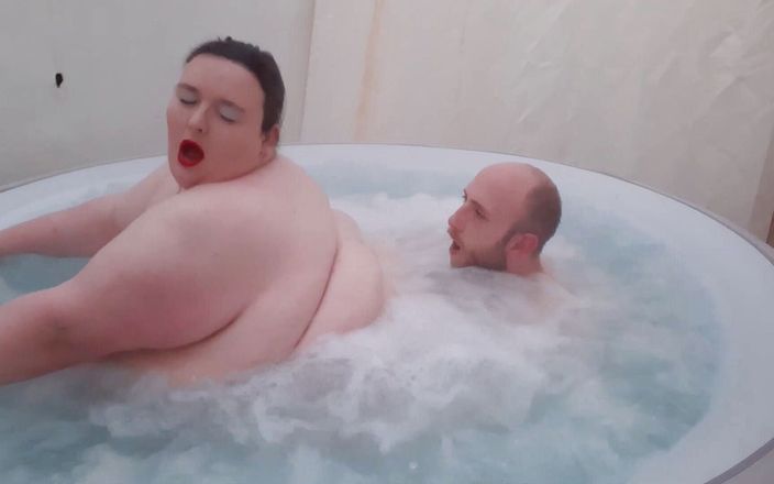 SSBBW Lady Brads: SSBBW BBW faz sexo em banheira de quatro