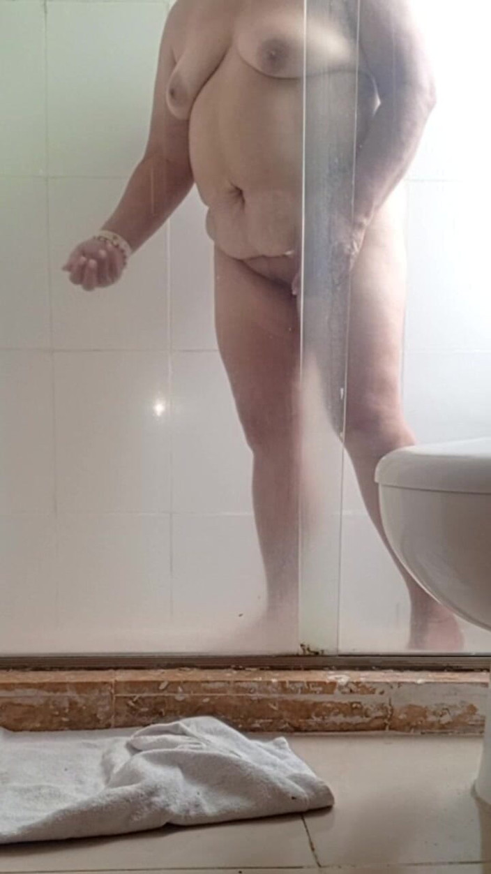 Milfta boohot: 和我的继母在淋浴间里加泰塔斯格兰德斯