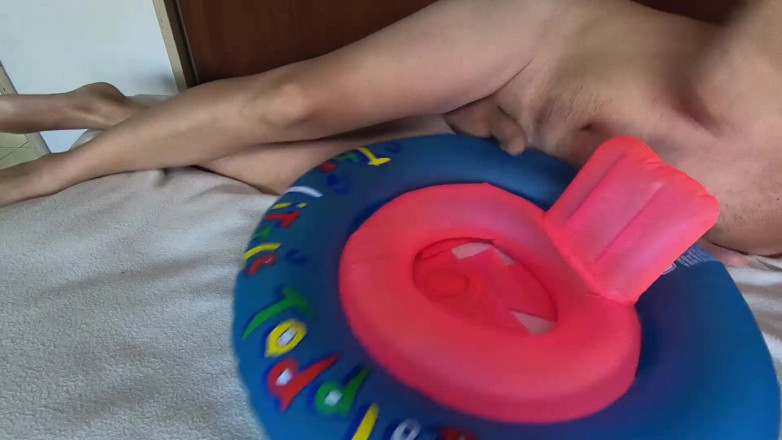 Inflatable Lovers: Zabawa z dmuchanym pierścieniem kąpielowym