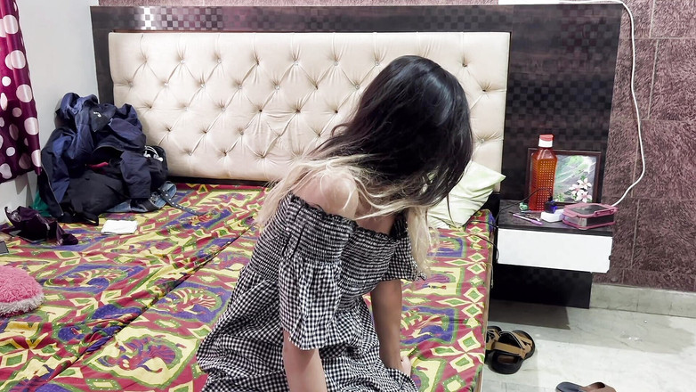 YourDickSucker: Симпатичная подруга застенчива, когда мужик трогает ее