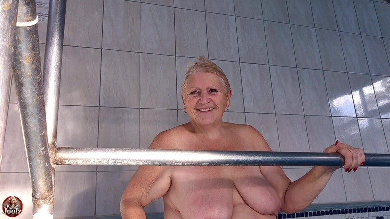 Uk Joolz: Sur les marches de la piscine, à poil