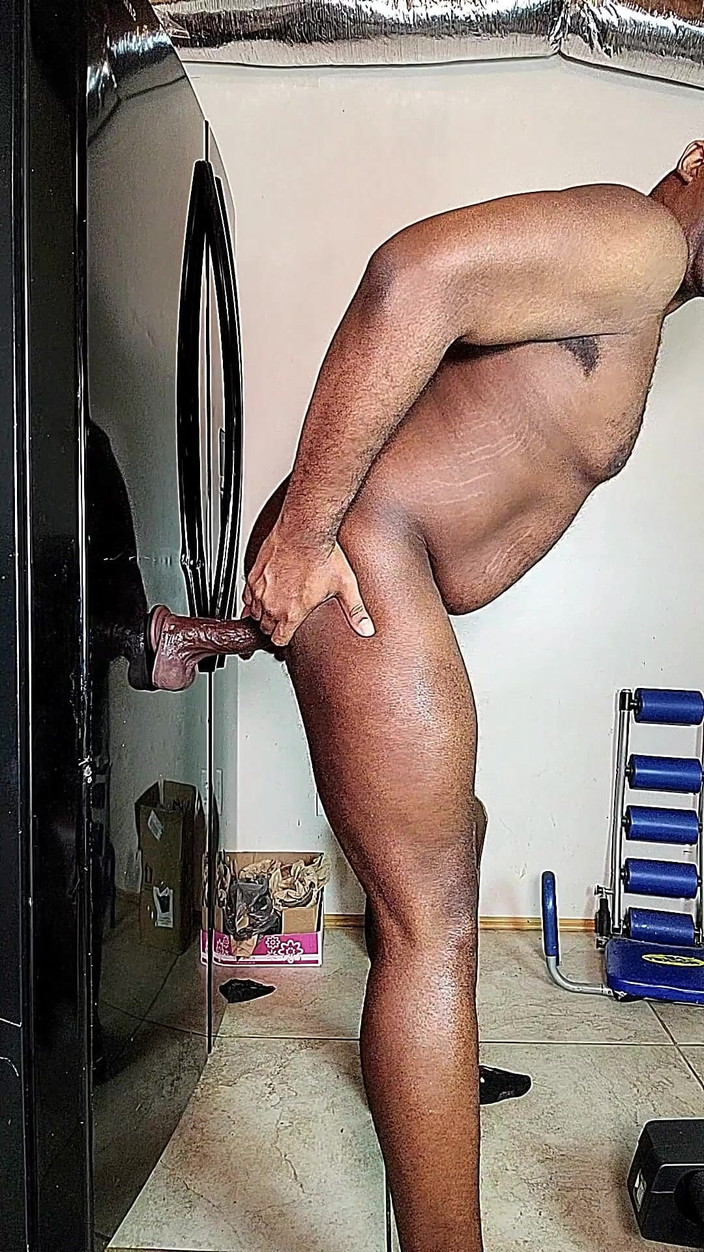 Blkbamaboi73: Elle chevauche un énorme gode sur la porte du réfrigérateur