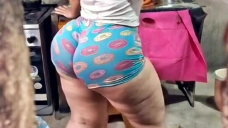 Xprohibidox1: Nachbarin mit dickem arsch mit ihren donut shorts graviert