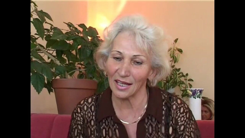 Absolute BDSM films - The original: 털이 무성한 보지의 두 할망구가 남편 앞에서 황소 두 명과 섹스하고 오줌 싸기