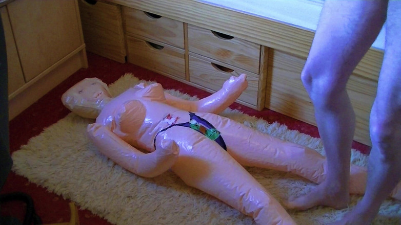 Mark Hannes: Cewek sange ini lagi asik masturbasi di lantai sampai dicrot...