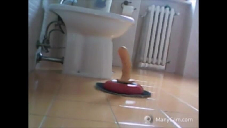 savannahamatoriale: Aku lagi asik nyepong kontol, monster jalan-jalan di sekitar rumah!