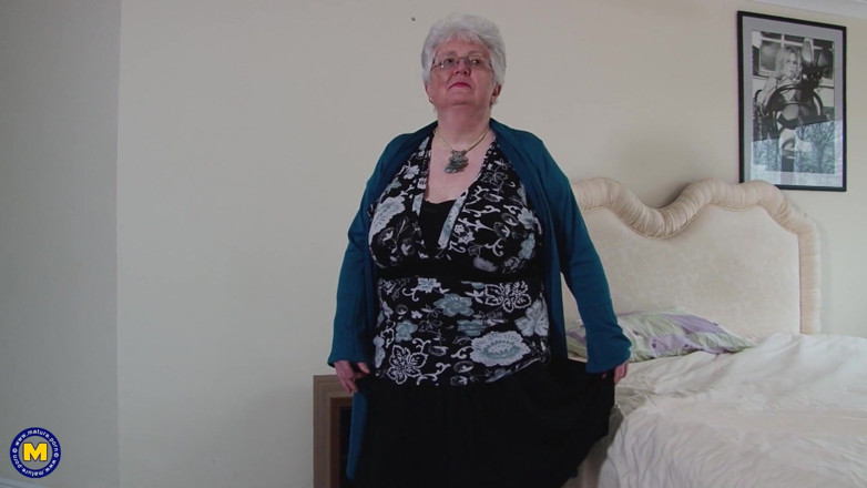 Mature Solo NL: BBW gilf masturbates her hairy old cunt with the glass...