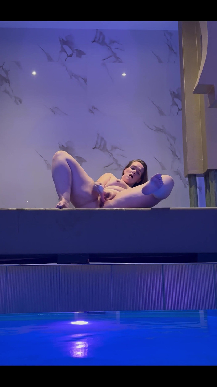 Naughty Mila: 我在这个水疗中心是如此饥渴，我不得不和自己一起玩