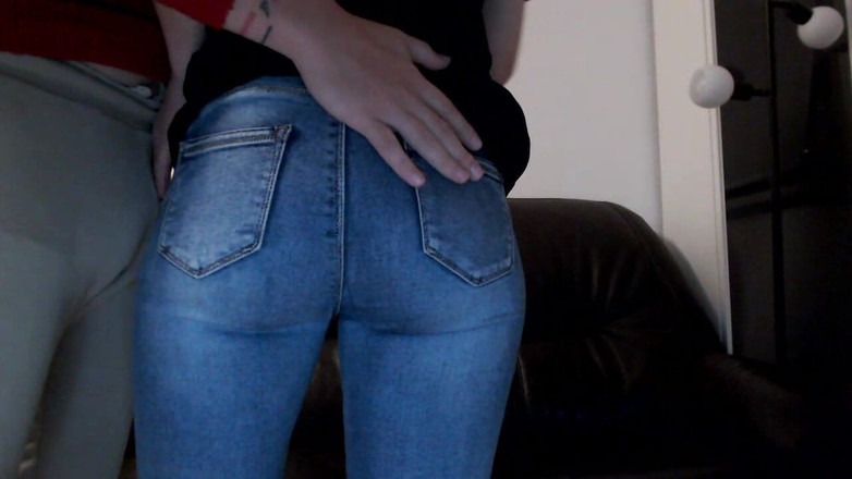 MagicStas: ブルージーンズと黒いパンティの彼女がマスターベーション